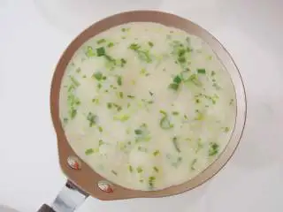 意酱鸡蛋卷饼,平底锅加入适量油加热，倒入一勺面糊