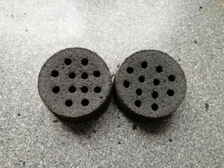 蜂窝煤戚风蛋糕,用粗吸管戳出蜂窝煤的孔洞,看看,是不是和真的蜂窝煤一样呢?