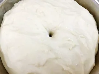 波兰种——香葱肉松手撕面包,发酵完成,用手指插入不回缩不塌陷