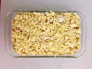 什锦虾仁焗饭,在什锦炒饭上面均匀的撒上一层芝士碎