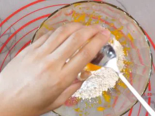 宝宝南瓜磨牙棒,加入蛋黄。