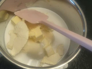 柔软到出乎意料-奶酪蛋糕卷,100g奶油奶酪🧀️ 30g无盐黄油 100牛奶🥛 20细砂糖 全部放入小奶锅中