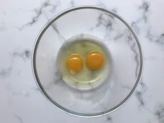 芝麻薄脆饼干,两个鸡蛋打入碗中