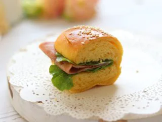 胡萝卜热狗面包,做营养美味早餐,软软的面包,淡淡的胡萝卜味,很美味