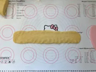 红豆沙小小酥,7、取出分成两份,擀成长条形。