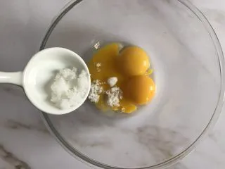 圣诞款红丝绒蛋糕,三个蛋黄打入碗中加入10g白砂糖