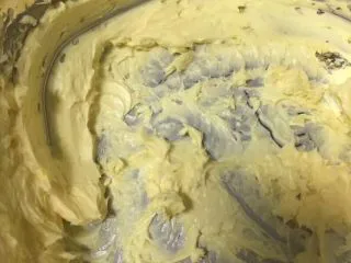 扁桃仁一口酥,软化后的黄油电动打蛋器搅打均匀就可以了,不要太久