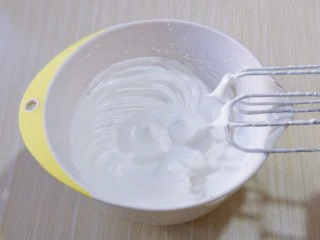 8寸红丝绒戚风蛋糕,电动打蛋器高速打发,打至湿性发泡时加入最后的三分之一糖,,继续打发至蛋白出现细腻的纹路,将电动打蛋器调低速打发一会儿,感觉有些阻力时,就可以停止打发,以免消泡,提起打蛋器有微微的弯勾即可!电动打蛋器高速打发,打至湿性发泡时加入最后的三分之一糖,,继续打发至蛋白出现细腻的纹路,将电动打蛋器调低速打发一会儿,感觉有些阻力时,就可以停止打发,以免消泡,提起打蛋器有微微的弯勾即可!