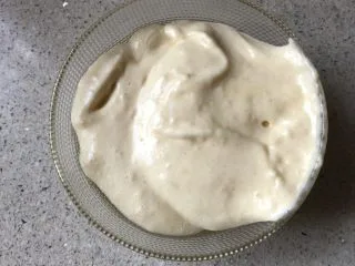 法式海绵蛋糕,取2小勺蛋糊放入植物油碗中、用刮刀拌匀。 