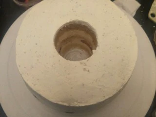 奶油草莓海绵蛋糕,用刮板奶油抹平表面