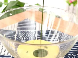 圣诞草莓蛋糕卷,取一半蛋黄面糊，倒入抹茶糊，拌匀