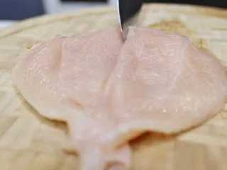 蓝带爆浆鸡排,把鸡胸肉摊开拍成薄片