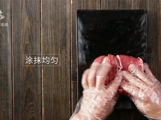 香汁煎牛排，在家也能做出米其林大厨的味道,涂抹均匀