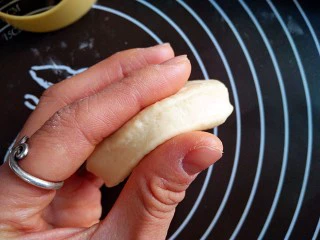 巧克力甜甜圈,看一下面饼的厚度,1厘米左右。