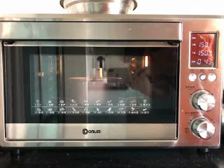 可可奶油夹心蛋糕,11、烤箱预热至150度,放入模具于中下层烘烤45分钟后立即取出倒扣,待彻底放凉后脱模。