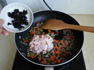 茄汁培根焗饭, 加培根、黑橄榄炒香