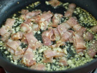 奶油蘑菇培根意面,接着放入培根炒至透明状