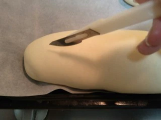 蒜香香肠热狗面包,用一把锋利的小刀把面包开以一个口。