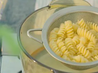 芝士南瓜焗意面,意面在沸水中煮8分钟,捞起沥干水分。意面可以选择螺纹型的、贝壳型的、蝴蝶型的、通心型的,都是小宝宝特别喜欢的形状。如果想要意面有味道,可以在