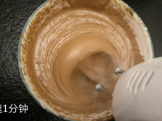 最经典浓郁巧克力奶酪蛋糕,用打蛋器低速搅打一分钟。