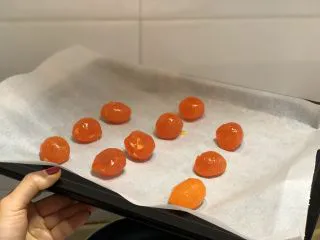 新晋咸口网红——海苔肉松咸蛋黄雪花酥,咸蛋黄滚油，烤箱预热180度