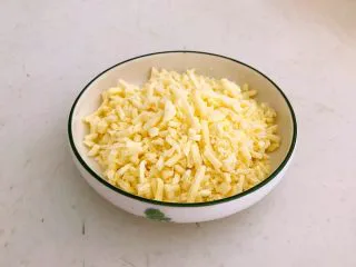 什锦虾仁焗意面,芝士碎