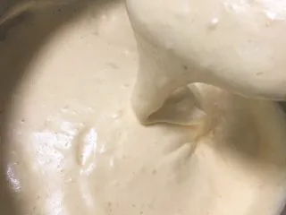 黑砖蜜豆吐司,翻拌时要注意,面粉拌匀,不留干粉。