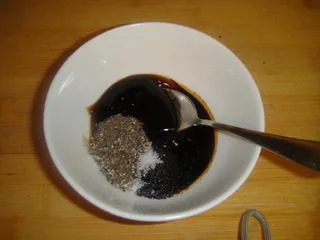 黑椒新西兰牛柳粒,将一半的糖,一半的黑胡椒,蚝油,老抽,装在一个小碗里拌匀。这就是我们简单版本的黑椒汁了
