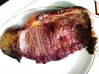 肉酱茄汁意面伴牛排,另起一锅少许黄油煎牛排，依自己口味决定生熟