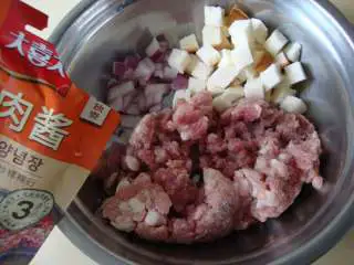 西西里肉丸意面,加黑胡椒粉,盐,牛奶,烧烤酱适量拌匀