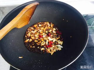 秘制干煎三文鱼 ,倒入调好的水料