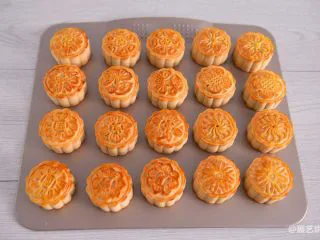 【烘焙配方】经典广式月饼,烤至表面金黄色即可出炉冷却