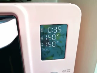 6寸中空戚风蛋糕,选择烤箱的“戚风蛋糕”功能。