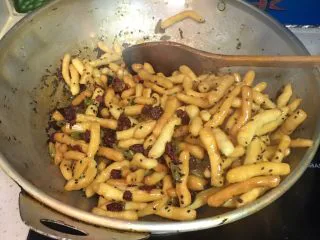 蔓越梅沙琪玛,再将翻拌均匀的面团倒入麦芽糖酱中翻炒。