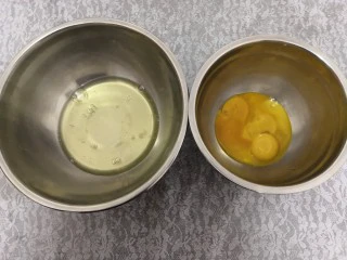 无油肉松蛋糕卷,把鸡蛋的蛋白,蛋黄,分离