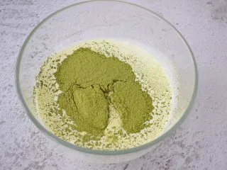 4寸KT猫抹茶慕斯蛋糕,淡奶油加入糖粉和筛入抹茶粉