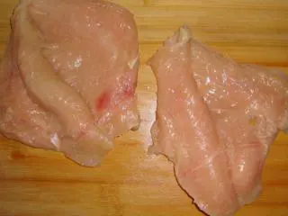 意大利美味——菠菜鸡肉排,用刀背在开口的地方剁几下，让开口处重新封上