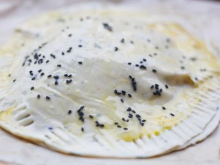 酥到掉渣的爆浆奶香芝士红薯饼,用叉子压紧周边。