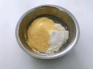 黑豆渣窝窝头,将所有原料倒入装有豆渣的盆中,搅拌成小面絮状,喜欢吃甜的可以加适量白砂糖,我做的是原味的。