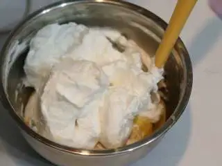 圣诞树枫糖戚风, 取1/3的蛋白霜加入蛋黄面糊中，用刮刀翻拌至看不到蛋白块。 