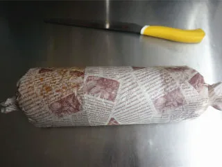 丸久小山园名物蛋糕卷--抹茶,将蛋糕卷紧紧卷起,放入冰箱冷藏定型约1小时然后取出,装饰蛋糕卷,切片享用。