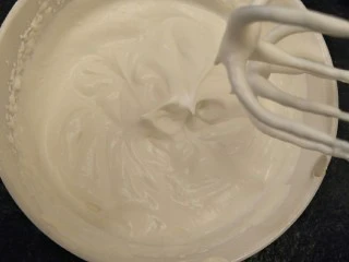 最“柔软”纸杯蛋糕☕—爆浆巧克力,打发到7分有但是不要打到可以裱花的状态。