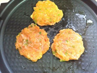 鸡肉蔬菜饼汉堡,馅揉成小饼,放入电饼铛中煎至一面金黄,在反面