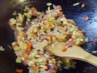 杂菜意大利粉,加入己爆好的肉絲, 大火翻炒均勻. 出肉香. 熄火.