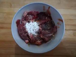 黑椒牛柳意面,放入所有腌制酱料,抓匀入味,最起码10分钟,这个时间可以开始准备其他食材和煮意面