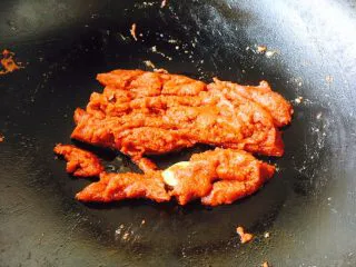 #食二星座# 罐焖牛肉(34图详细步骤),放入90g的番茄酱,把它们炒匀,盛出红面酱备用。