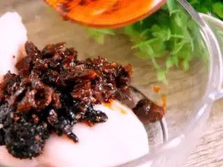 用中式调味品，做出西餐的感觉——豆豉酱烧鸡胸肉,鸡胸肉用蒜末、豆豉酱、香菇酱，抓匀腌制15分钟