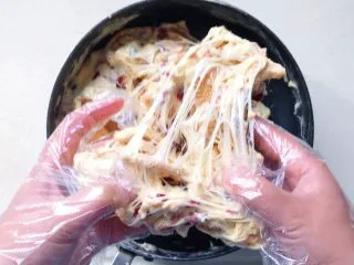 原味雪花酥❄️,这时候离火,戴上一次性手套直接用手翻拌,小心烫手哦