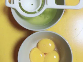 浓香蜜瓜蛋挞,分离蛋液,准备出三个鸡蛋黄。