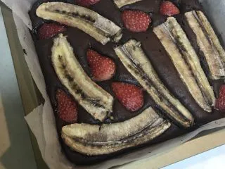 烘培小白入门：幸福满满的巧克力水果条, 170度35分钟。烤好后的蛋糕很潮湿